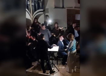 Gledajte kako ruski orkestar svira u zamračenju uzrokovan Ukrajinskim napadom – RT Rusija i bivši Sovjetski Savez