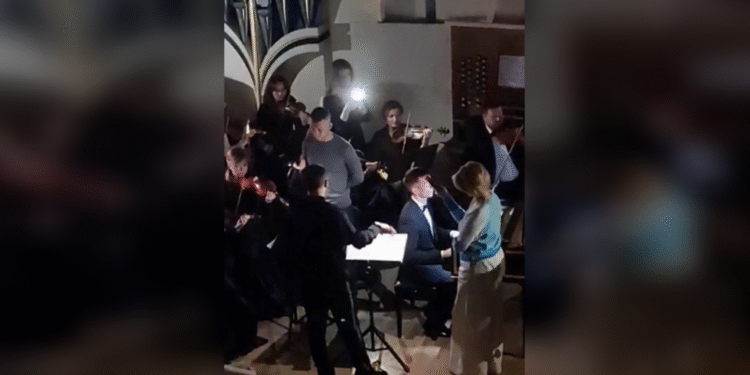 Gledajte kako ruski orkestar svira u zamračenju uzrokovan Ukrajinskim napadom – RT Rusija i bivši Sovjetski Savez