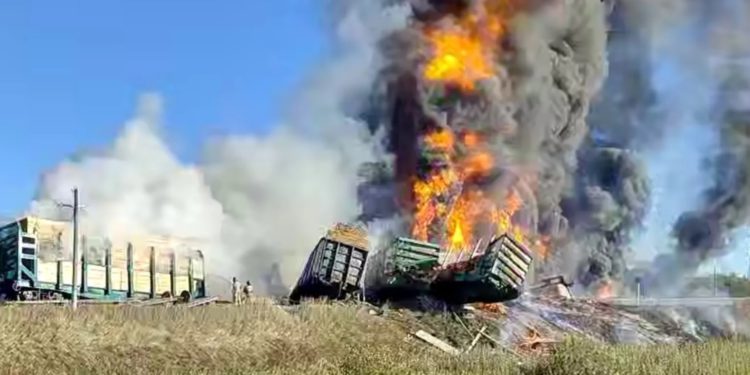 Gore ruski vagoni koji su prevozili gorivo