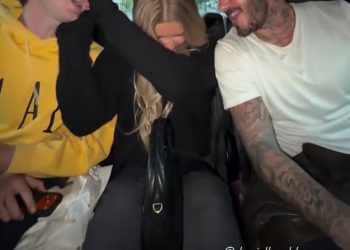 Harper Beckham, 14, ostaje navijajući da tata David pjeva na svirki Oasis – dok je otuđen u Brooklynu odsutnost tijekom obiteljske večeri