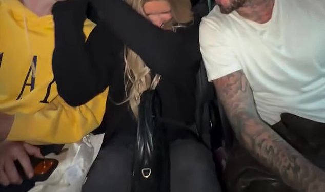 Harper Beckham, 14, ostaje navijajući da tata David pjeva na svirki Oasis – dok je otuđen u Brooklynu odsutnost tijekom obiteljske večeri