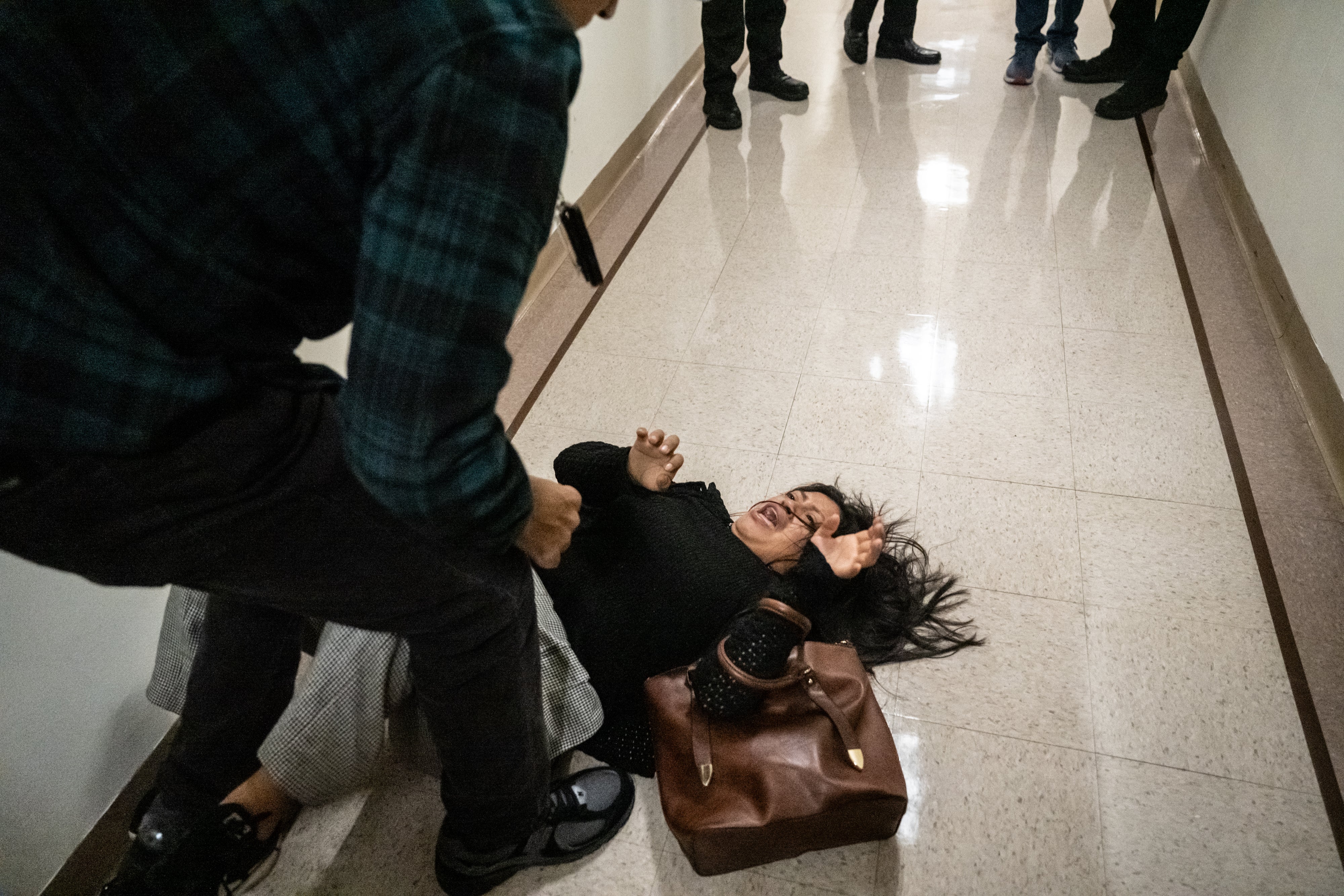 Ekvadorska tražiteljica azila Monica Moreta-Galarza borila je od ledenog agenta unutar 26 saveznih plaza na Manhattanu, nakon što je njezin suprug pritvoren u hodnicima imigracijskog suda zgrade 25. rujna