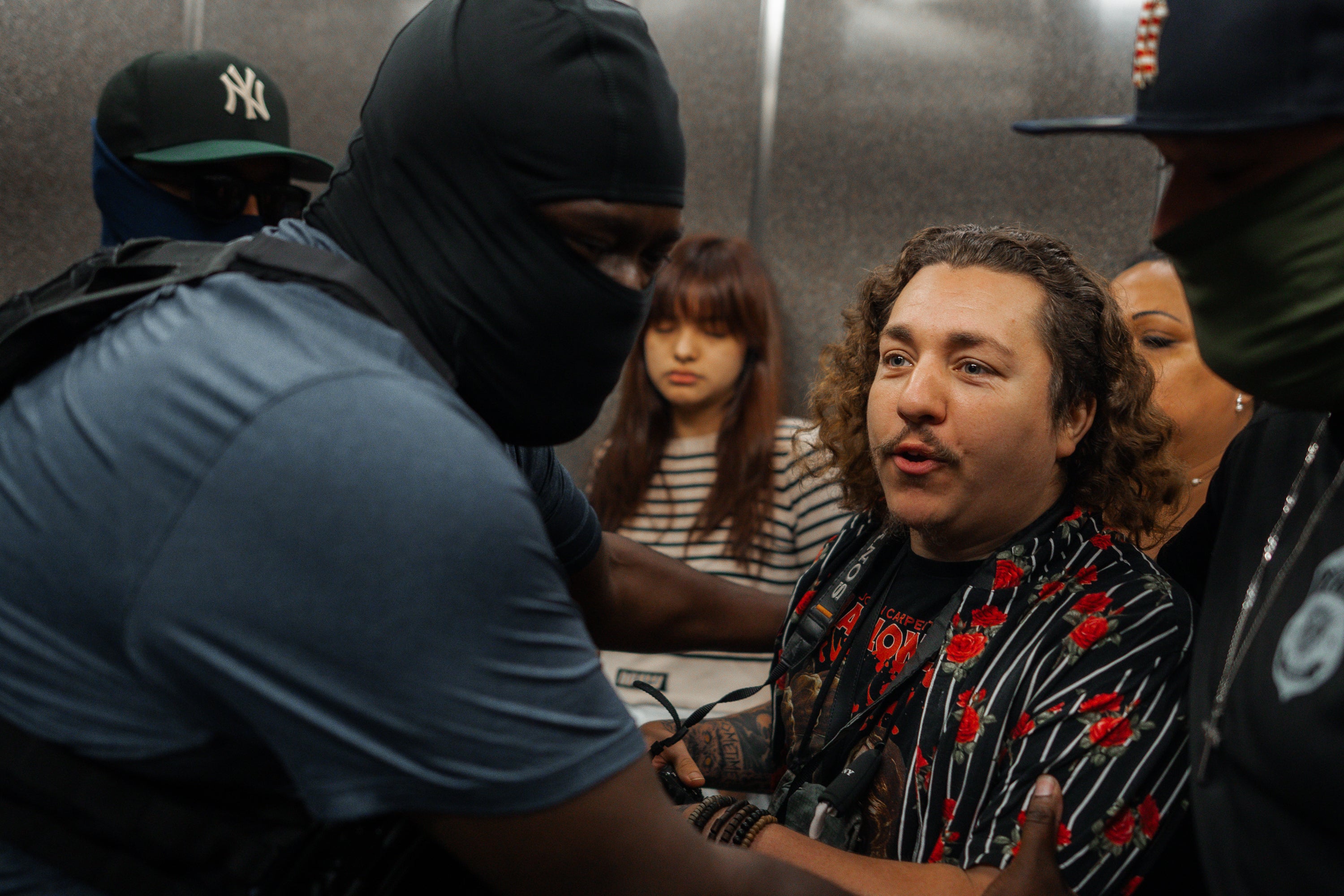 Agenti za led su se izvukli Amnewyork Reporter Dean Moses iz dizala i gurnuo nekoliko novinara i fotografa