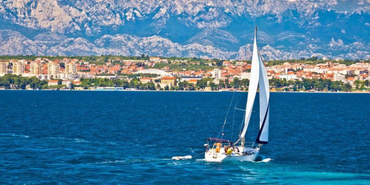 NEDJELJA PROMJENJIVA Svježije, mjestimice s kišom i jakom burom