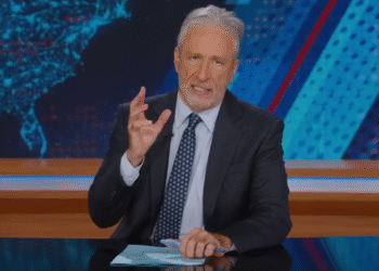 Jon Stewart naleti na medijskoj ‘igri s lijevom desnom krivicom’ nakon pucanja u Michiganu