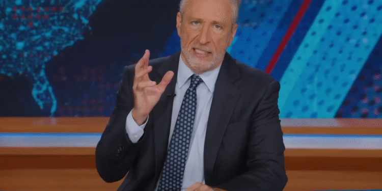 Jon Stewart naleti na medijskoj ‘igri s lijevom desnom krivicom’ nakon pucanja u Michiganu