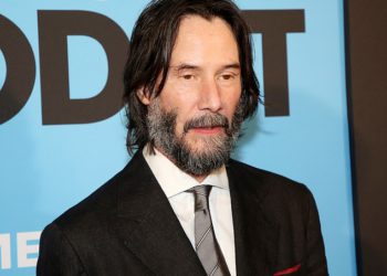 Keanu Reeves, 61, iskričava zabrinutost u kazalištu prije ‘ukočenog’ čekanja na izvedbu Godota