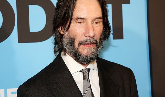 Keanu Reeves, 61, iskričava zabrinutost u kazalištu prije ‘ukočenog’ čekanja na izvedbu Godota