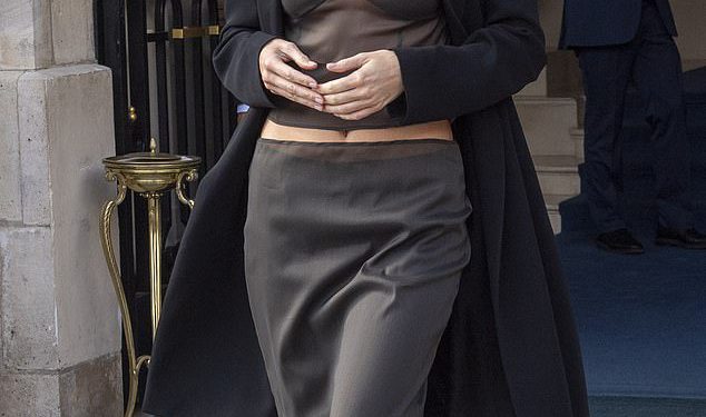 Kendall Jenner zabija svoj napet Abs i Perky dekolte u Cami i odgovarajućoj kliznoj suknji dok izlazi na prvi dan Pariškog tjedna mode