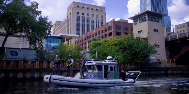 Koju granicu osiguravaju? Trumpovi CBP čamci viđeni kako patroliraju rijekom Chicago nakon retorike preuzimanja