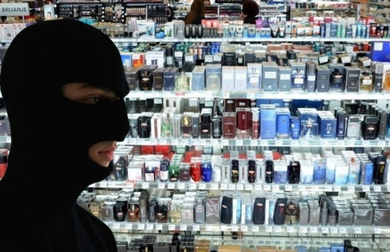 Konobar lopov pokušao ukradene parfeme prodati policajcima u civilu!