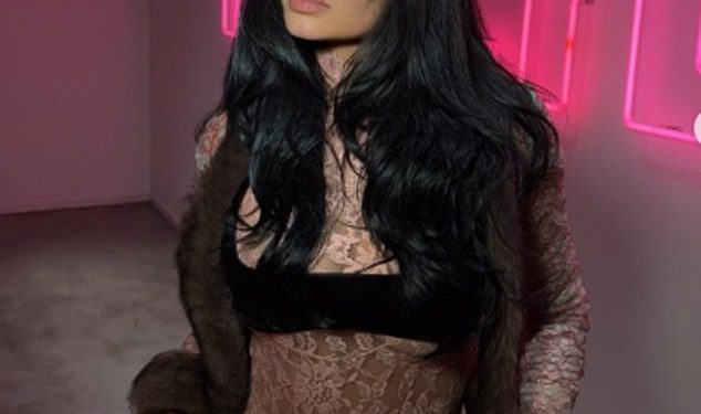 Kylie Jenner prikazuje svoju figuru u vrlo čistom bodi za čipku za seksi fotografije u njenom uredu