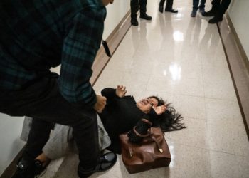 Ledeni agent zabija ženu na zemlju i ismijava ‘Adios’ nakon što je njezin suprug pritvoren, u virusnom videu