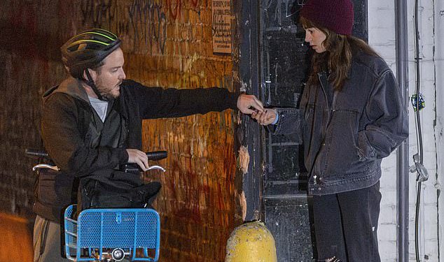 Lily Collins izgleda neprepoznatljivo za svoju posljednju ulogu dok snima scenu droge u Rundown Streetu