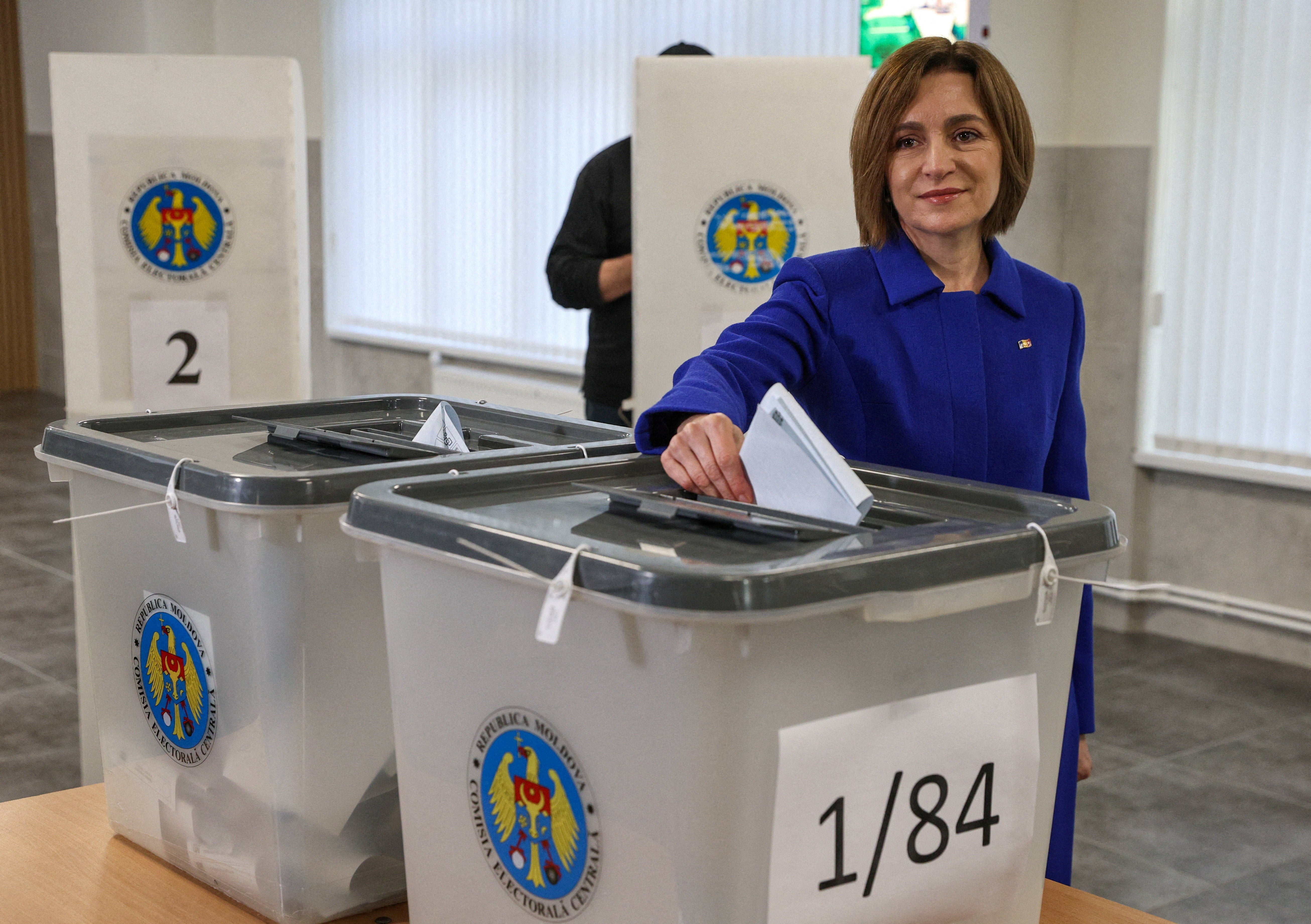Moldavanska predsjednica Maia Sandu glasa na biračkom mjestu