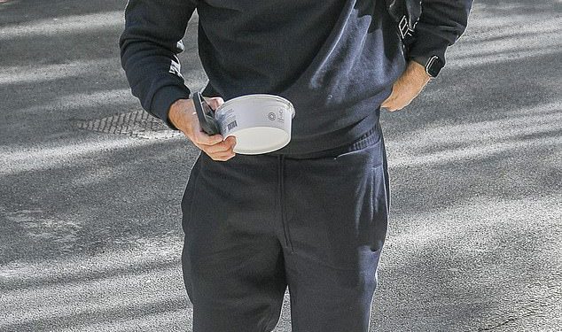 Mark Wright prereže ležernu figuru u sivoj stazi dok se pridružuje Olly Murs i Freddie Flintoff u Film Bullseye Celebrity Special u Manchesteru