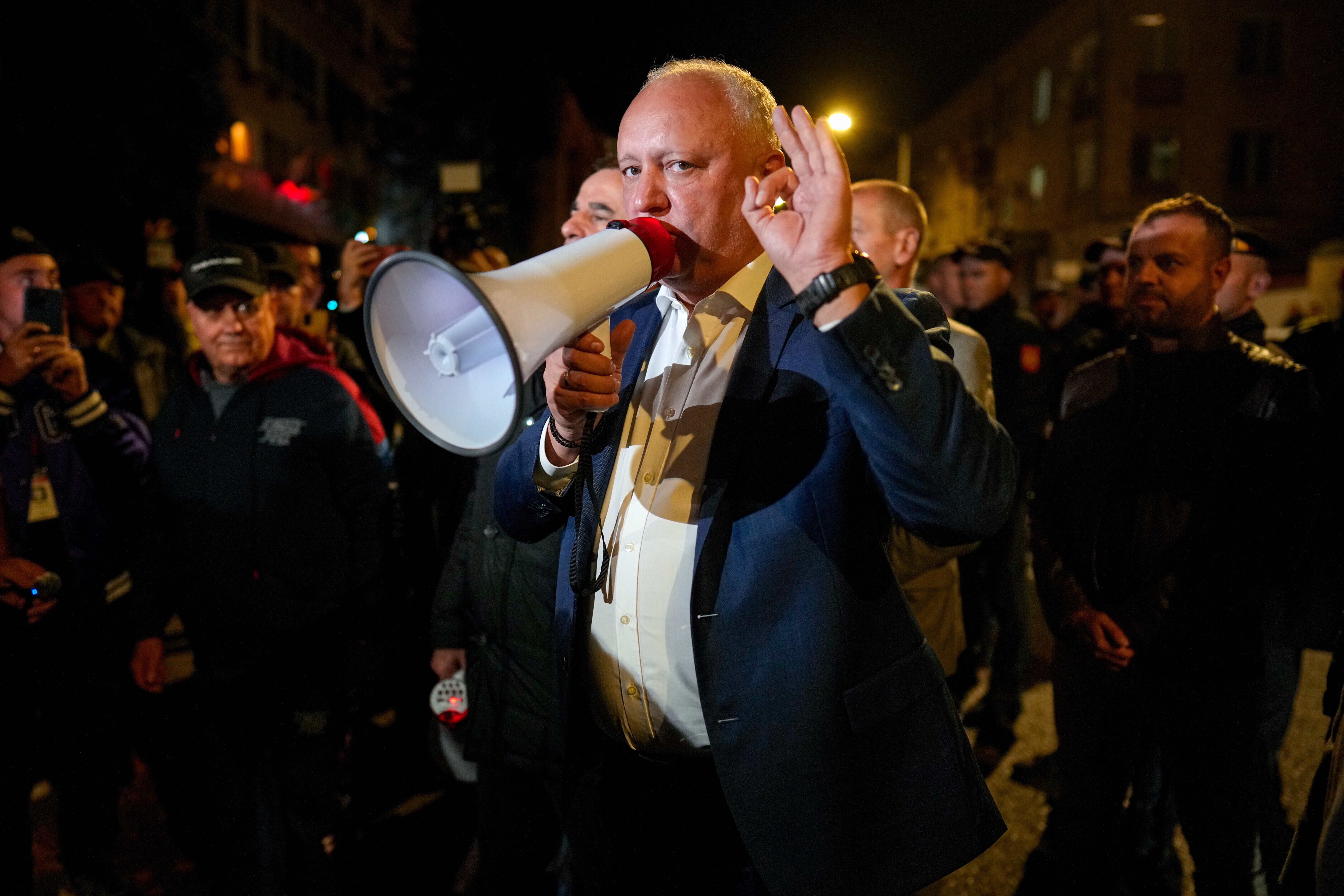 Igor Dodon, član proruškog domoljubnog izbornog bloka, govori pristalicama koji prosvjeduju izvan Izbornog komisije, u Chisinauu, Moldava, u nedjelju, 28. rujna