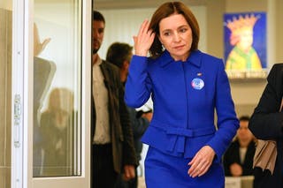 Predsjednik Moldave Maia Sandu izlazi iz glasačke stanice nakon što je glasala tijekom parlamentarnih izbora u Chisinauu