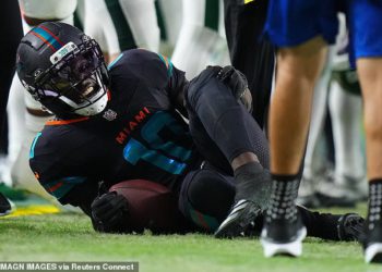 NFL zvijezda Tyreek Hill hospitalizirana s zastrašujućom ozljedom … i on ima bizarnu reakciju dok je srušen s terena