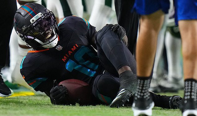 NFL zvijezda Tyreek Hill hospitalizirana s zastrašujućom ozljedom … i on ima bizarnu reakciju dok je srušen s terena