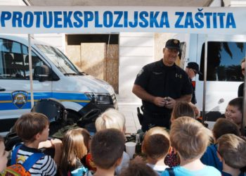 Na splitskoj Rivi obilježen Dan policije: Policajci prezentirali tehniku i družili se s građanima