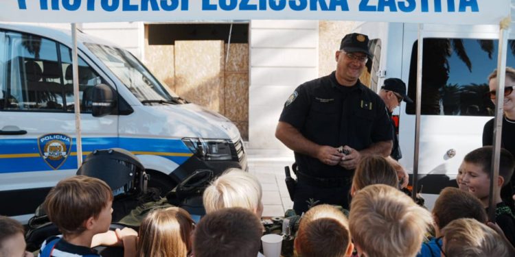 Na splitskoj Rivi obilježen Dan policije: Policajci prezentirali tehniku i družili se s građanima