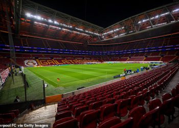 Navijači Liverpoola postrojili su se za ‘ponižavajuće’ liječenje u Istanbulu dok ih policija pokušava držati podalje od zloglasnih mještana koji su probudili igrače s vatrometom u 3 sata ujutro