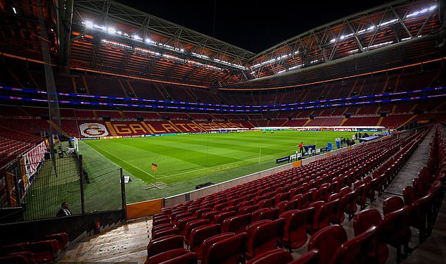 Navijači Liverpoola postrojili su se za ‘ponižavajuće’ liječenje u Istanbulu dok ih policija pokušava držati podalje od zloglasnih mještana koji su probudili igrače s vatrometom u 3 sata ujutro