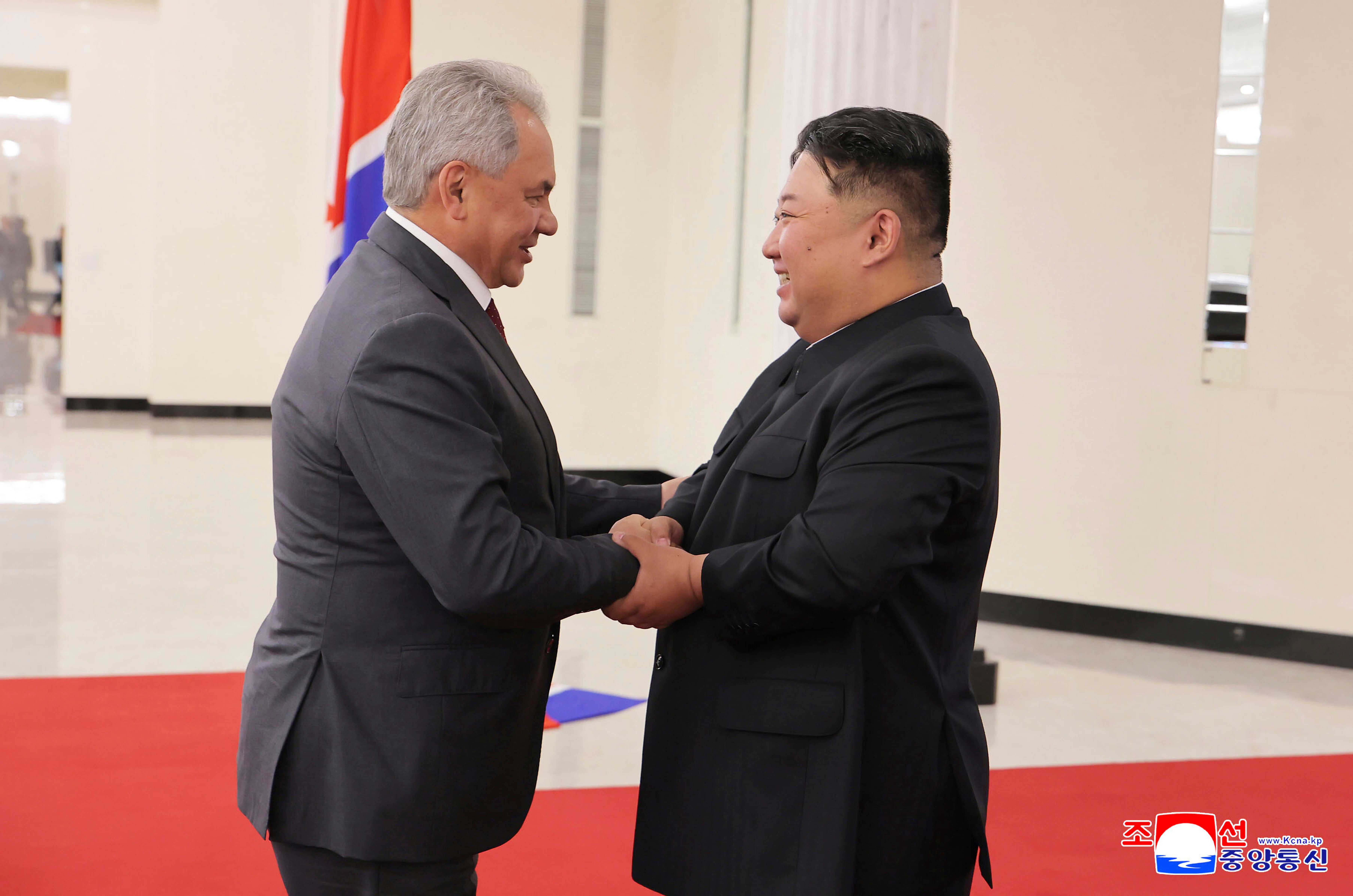 Kim Jong Un, na slici tajnika Vijeća ruskog Vijeća sigurnosti Sergej Shoigu, pružao je Kijev trupe