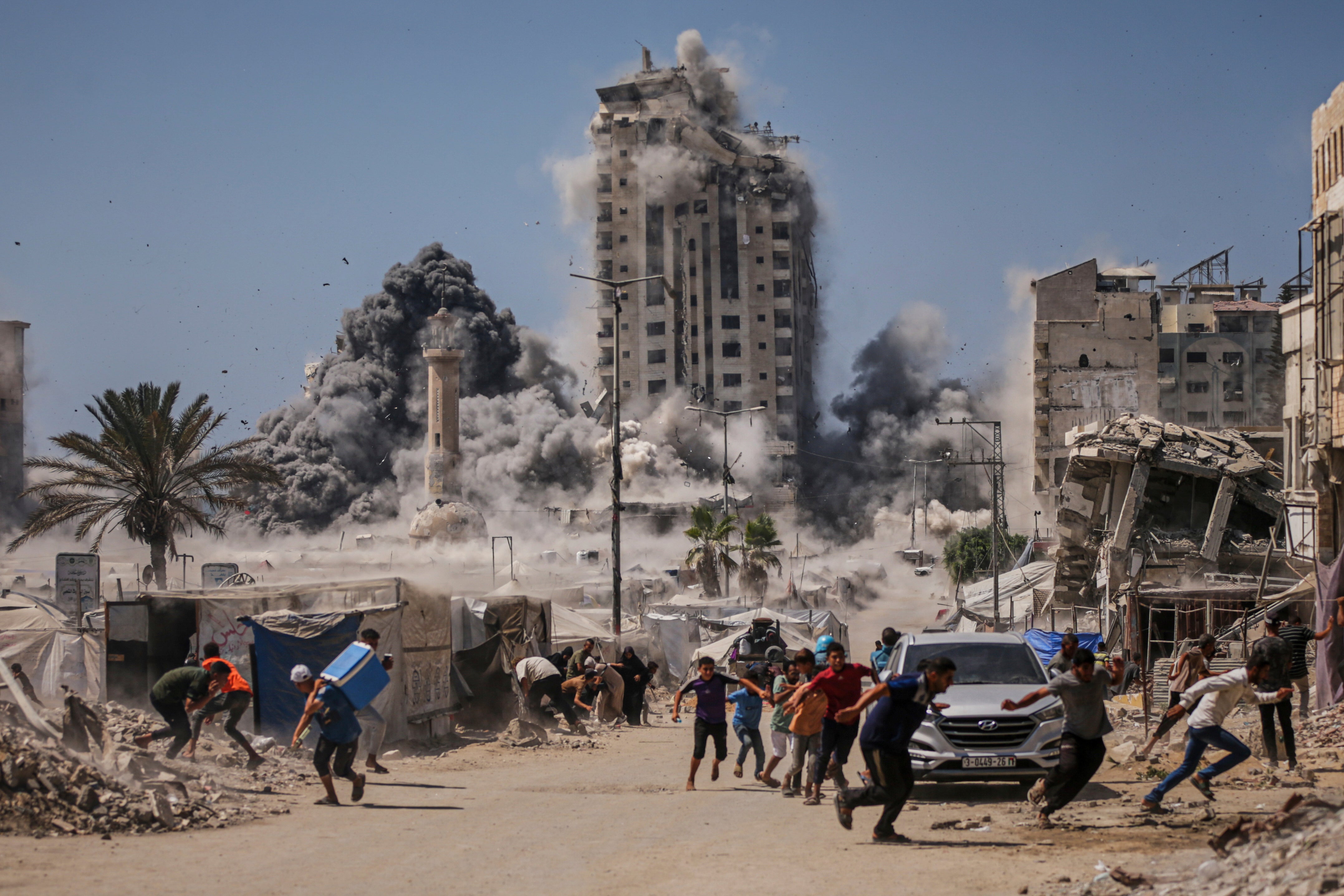 Palestinci trče kako bi izbjegli izraelski zračni napad [file]