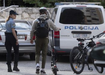 Opasna vožnja osobnim prijevoznim sredstvima: 69 vozača bez kacige, 13 biciklista kažnjeno u pješačkoj zoni