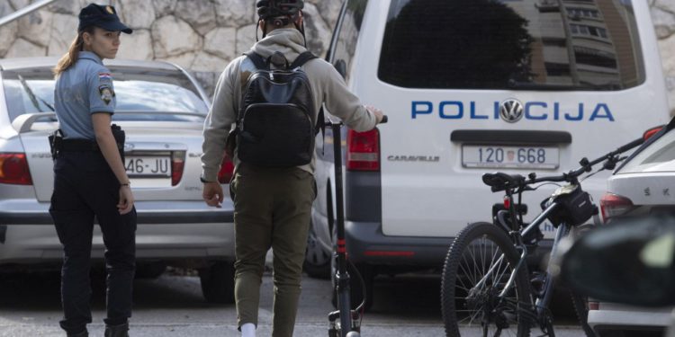 Opasna vožnja osobnim prijevoznim sredstvima: 69 vozača bez kacige, 13 biciklista kažnjeno u pješačkoj zoni