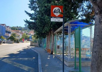 Ova autobusna nadstrešnica ima neviđeno unutrašnje uređenje i nitko se ne buni. Autori su umirovljenici iz Crnice