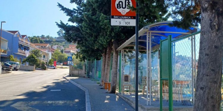 Ova autobusna nadstrešnica ima neviđeno unutrašnje uređenje i nitko se ne buni. Autori su umirovljenici iz Crnice