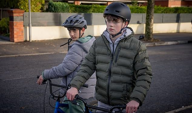 Owen Cooper vraća se na TV nakon što je napravio povijest: Star Adolescence pojavljuje se u filmskom klubu zajedno s Aimee Lou Wood nakon što je postao najmlađi ikad pobjednik mužjaka Emmyja