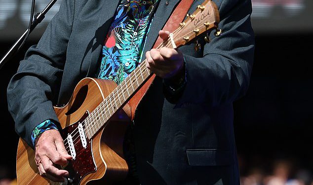 Pogledajte zadivljujući trenutak AFL Grand Final Gluma za pomoć u sredini njegove pjesme dok ga je udario užasom tehničkih stvari na MCG-u