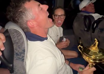 Posljednji smijeh Erica: Supruga Roryja McIlroya zgrabi čašu šampanjca kako bi pjevala o nasilnim fanovima SAD -a – nakon što su je pogodili pićem i ismijavali njegov razvod u okret