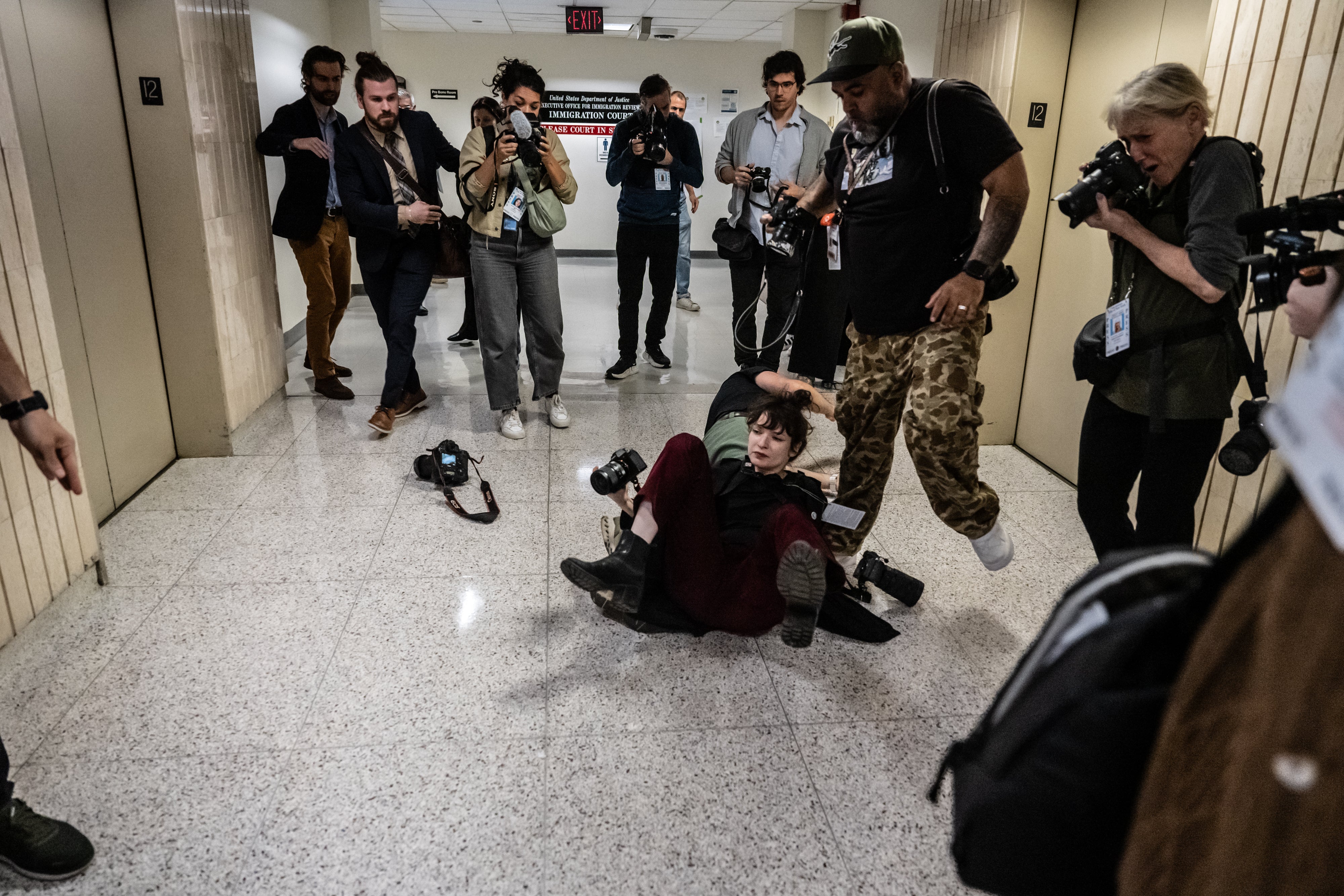 Federalni agenti gurnuli su slobodni fotografkinja Associated Press Olga Fedorovu 30. rujna unutar sudnice u imigraciji u središtu Manhattana, koji se pojavio kao Flashpoint za Trumpovu agendu za masovnu deportaciju. Drugi je fotograf srušen i hospitaliziran