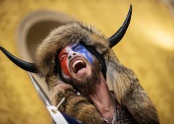 Qanon Shaman tuži Trumpa za 40 trilijuna dolara i cilja na mošus, T-Mobile i Warner Bros u tužbi za raskomu