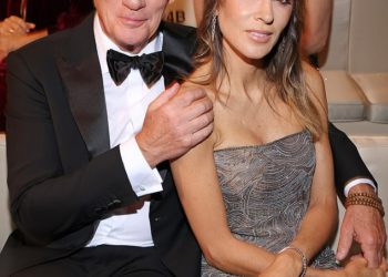 Richard Gere, 75, Cossies sa svojom suprugom Alejandra Silva (42) dok prisustvuju predstavi Giorgio Armani tijekom milanskog tjedna mode