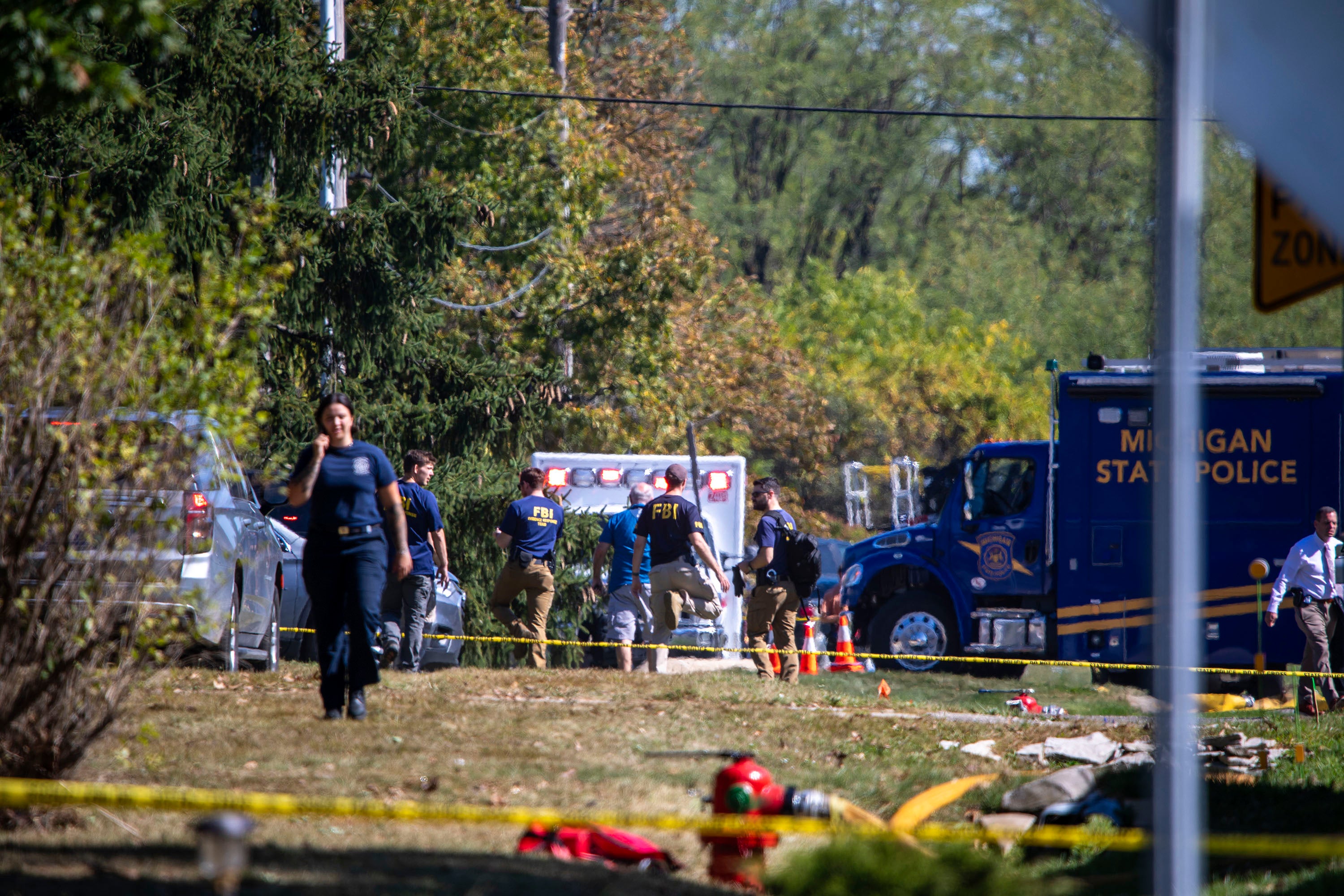 Nakon bijega iz zgrade, osumnjičeni je razmjenjivao pucnjavu s dva časnika i ubijen je