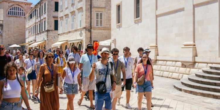 Sabor je danas promijenio zakon: evo iz kojih će zemalja turistički vodiči moći raditi u Hrvatskoj i tko će moći pričati o Domovinskom ratu na Srđu. Evo i izmjena koje se tiču medicinskih sestara