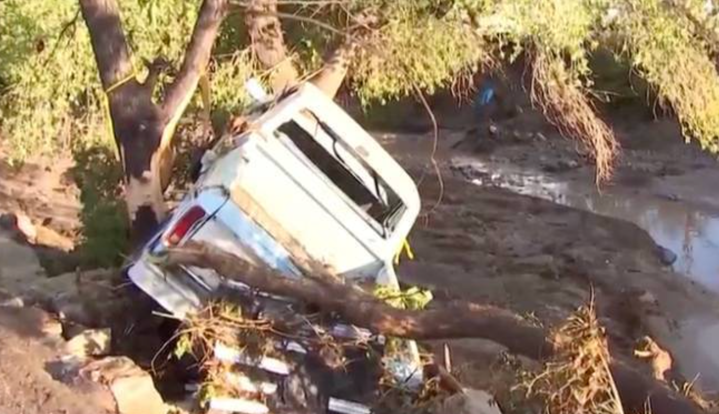 Troje ljudi su mrtve, a još mnogo toga ostaju nedostaju nakon što su razorne poplave pogodile Globe, Arizona