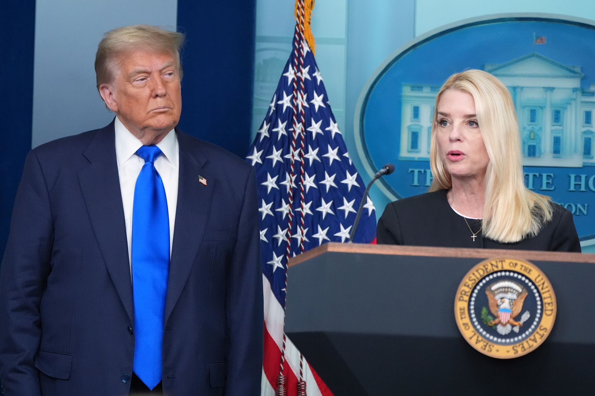 Nekoliko državnog odvjetnika Pam Bondi odbio je optužbu bivšeg direktora FBI -a Jamesa Comeyja kao jedno od 'najgorih zlostavljanja' u povijesti DOJ -a nakon što je Trump javno naredio Bondiju da nastavi svoje percipirane političke neprijatelje