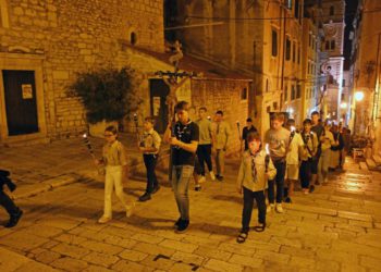 Šibenčani u čast svetog Mihovila prošetali centrom grada. Procesiju su predvodili najmlađi, evo velike fotogalerije