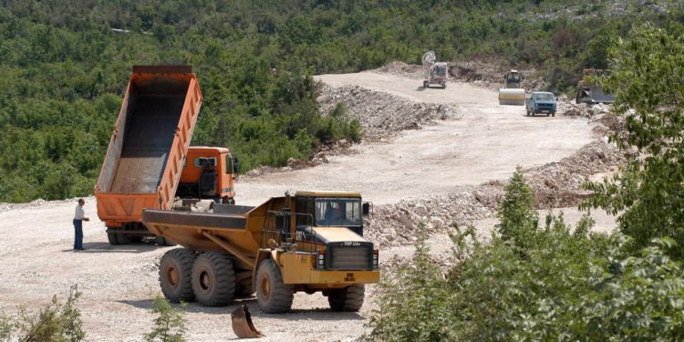 Slobodna Dalmacija – Ekskluzivne vile s bazenima, Sanaderov ‘privatni izlaz’, a sad i ovo…; pred vratima Splita raste Beverly Hills