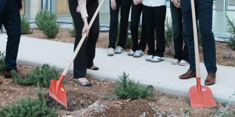 Slobodna Dalmacija – FOTO Znate li što je ova misteriozna kutija? Zakopali je ispred splitske škole; ravnatelj je Šutina desna ruka
