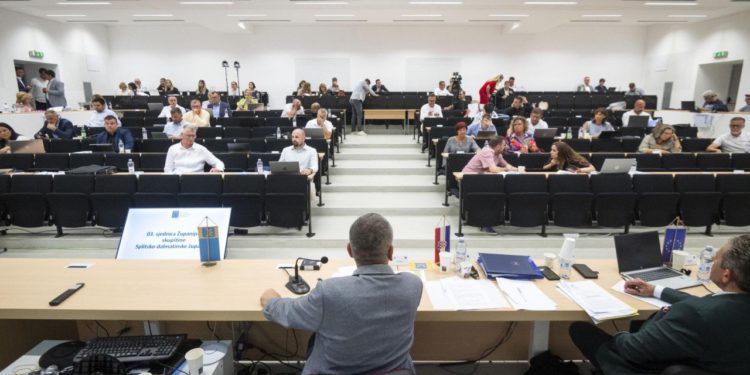 Slobodna Dalmacija – Izabran Savjet mladih koji nikome ne treba; kroz županijsku glasačku mašineriju ionako prolazi samo stranačka mladež