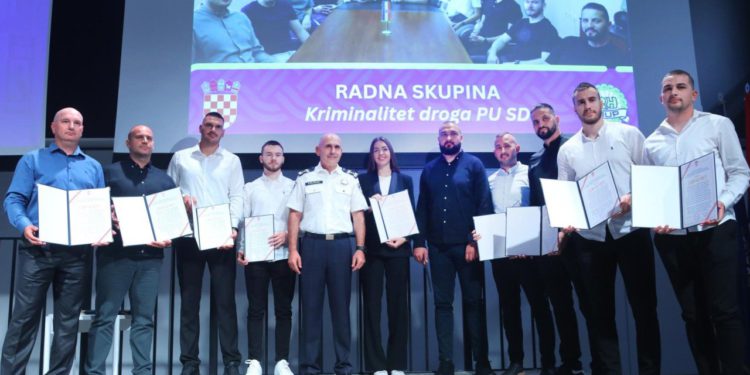 Slobodna Dalmacija – Oni su najbolje što ima splitska policija; dodijeljene nagrade najzaslužnijima, ovo su imena svih 50 nagrađenih…