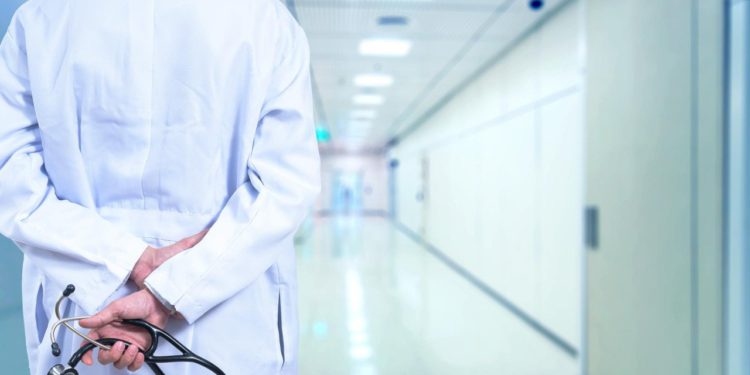 Slobodna Dalmacija – Porod mrtvog ploda bez nadzora liječnika za Split je bio ‘u skladu sa standardom’. Ministarstvo, pak, kaže drugačije…